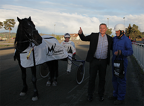 Jonny Finstad deler ut premie i sponsorløpet!